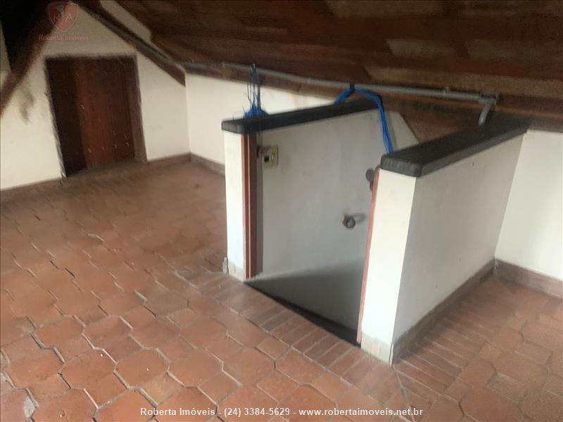 Casa comercial para Alugar no Vila Julieta em Resende