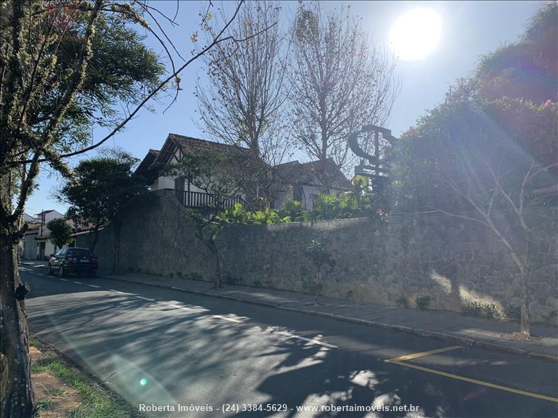 Casa comercial para Alugar no Vila Julieta em Resende
