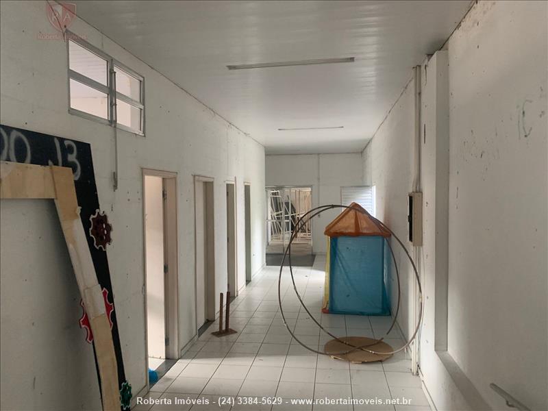 Casa comercial para Alugar no Vila Julieta em Resende