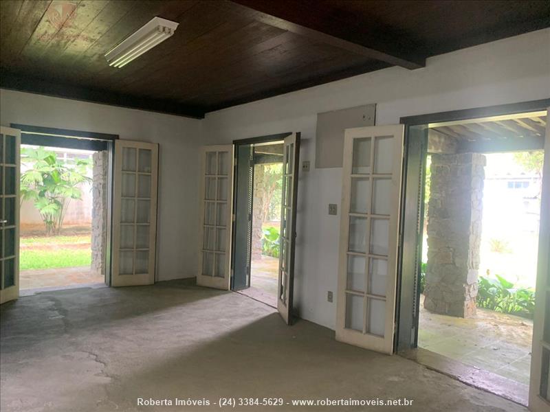 Casa comercial para Alugar no Vila Julieta em Resende