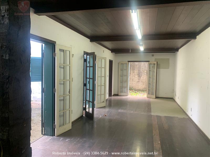Casa comercial para Alugar no Vila Julieta em Resende