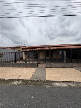 Casa à Venda